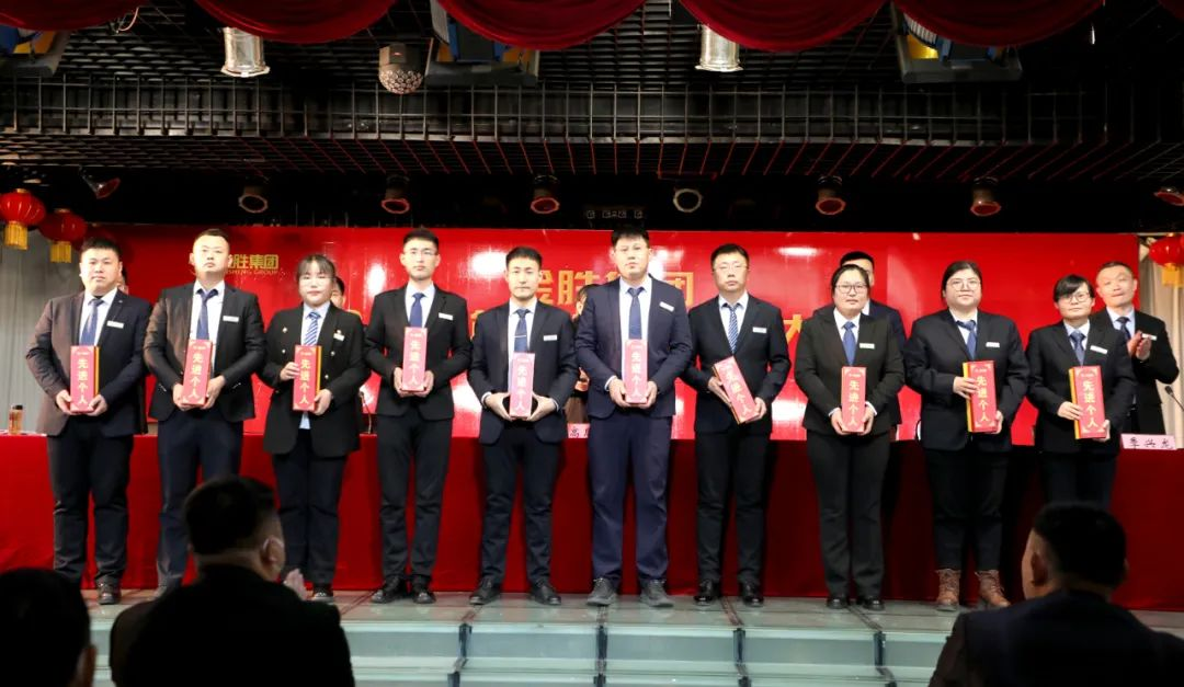 会议第三项，各单位负责人和先进代表分别作3.png
