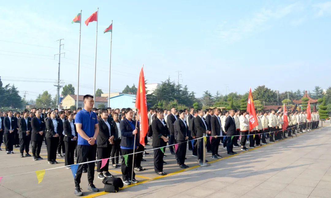 赛前，四支参赛队伍两两一组进行了拉歌比.png