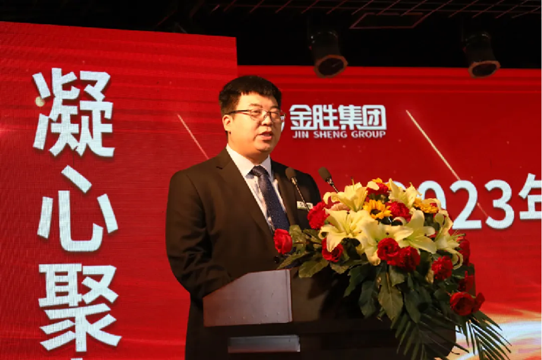 会上，集团党委委员、副总经理邹业飞对2023年度先进.png