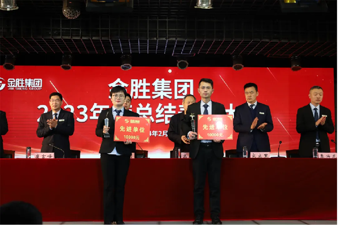 先进代表分别作了表决发言，各自结合岗1.png