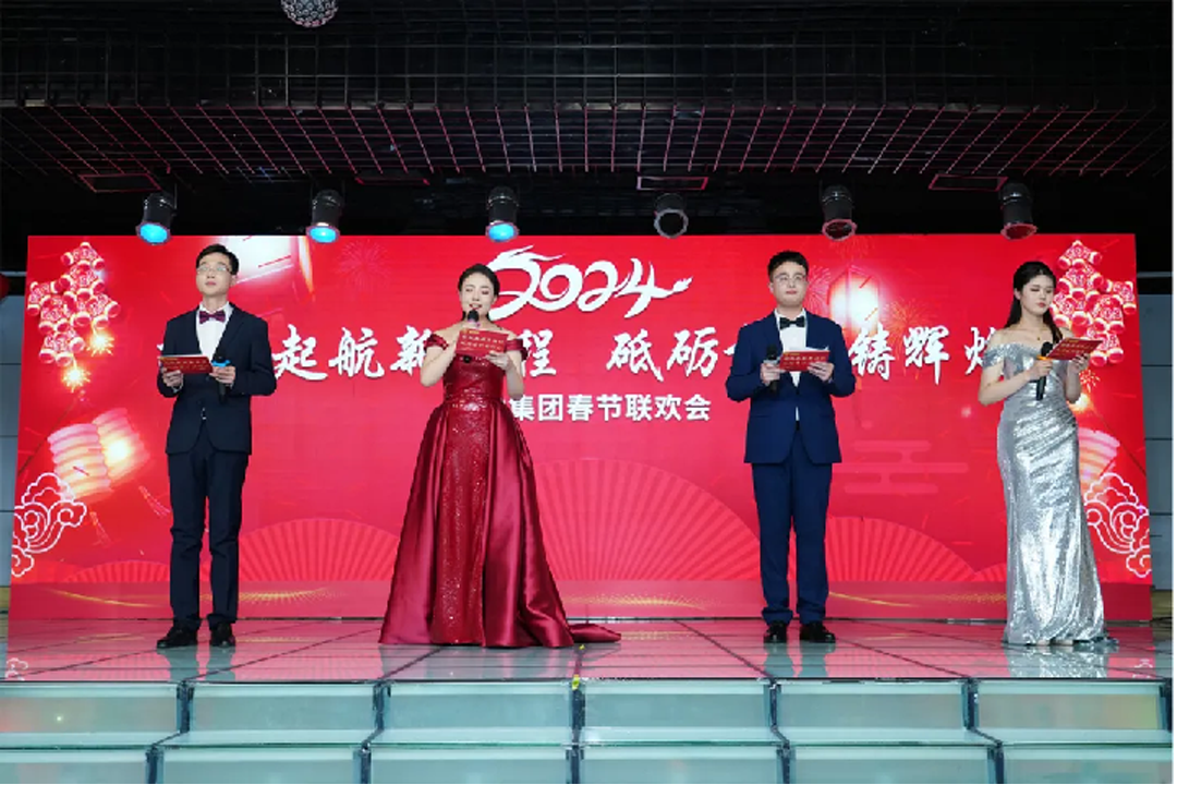 大合唱服装统一，精气神十足，歌声嘹亮气势磅礴；1.png