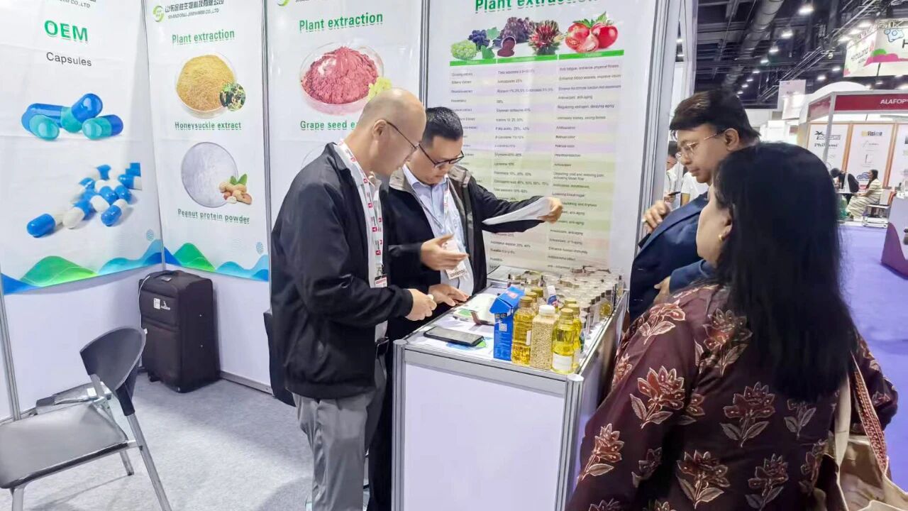 其一，天然植物提取物原料家族备受青睐.jpg